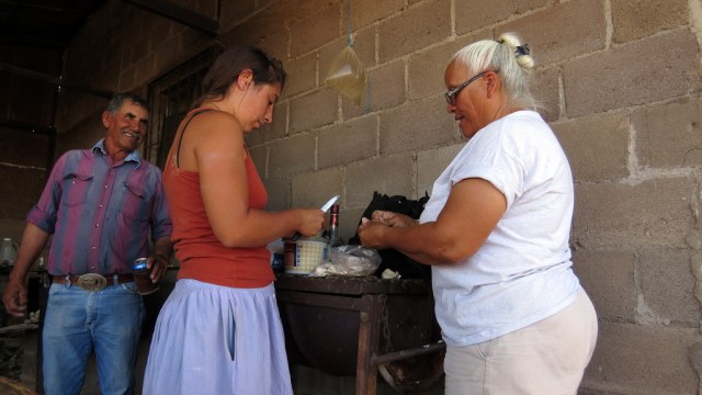 Raul checks out the garlic as Em and Maggie peel away.